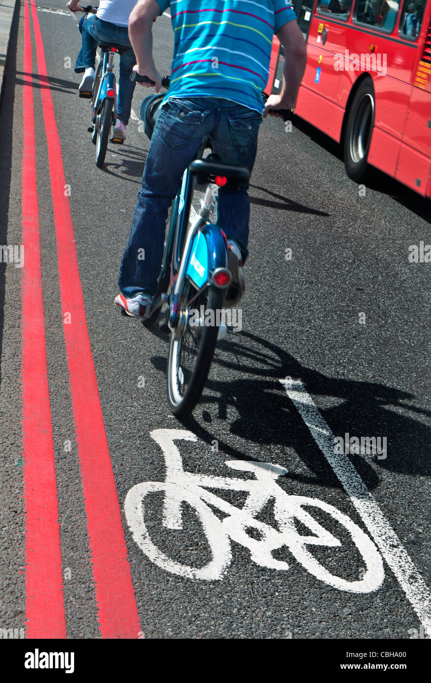 Radfahrer fahren TFL Fahrräder Westminster Brücke in Fahrradweg Westminster London UK Stockfoto
