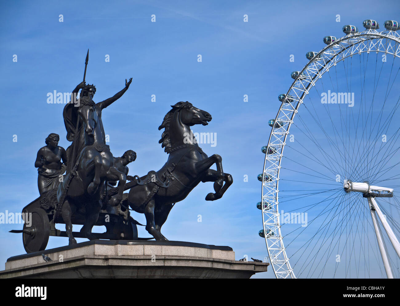 Statue der Boudicca auf Pferd gezogenen Wagen mit London Eye hinter Westminster Bridge London UK Stockfoto