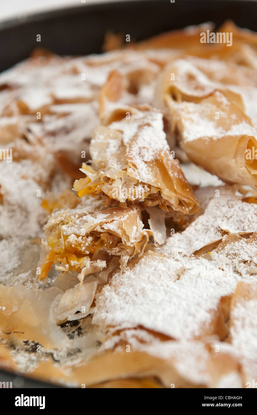 Traditionelle bulgarische Dessert namens Tikvenik mit Filo-Teig und ...