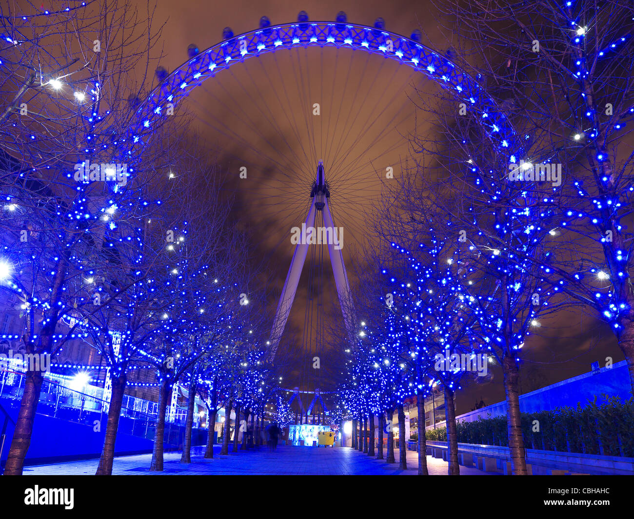 Das London Eye in der Nacht beleuchtet für Weihnachten auf der Londoner South Bank Stockfoto