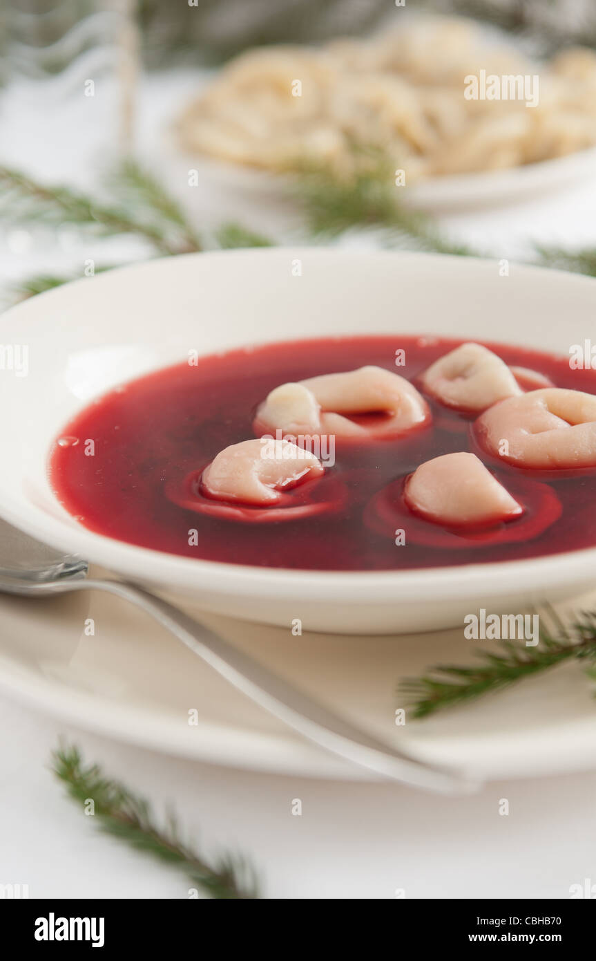 Traditionelle polnische rote Borschtsch (Barszcz) mit Ohr Knödel als Teller  Weihnachten Stockfotografie - Alamy