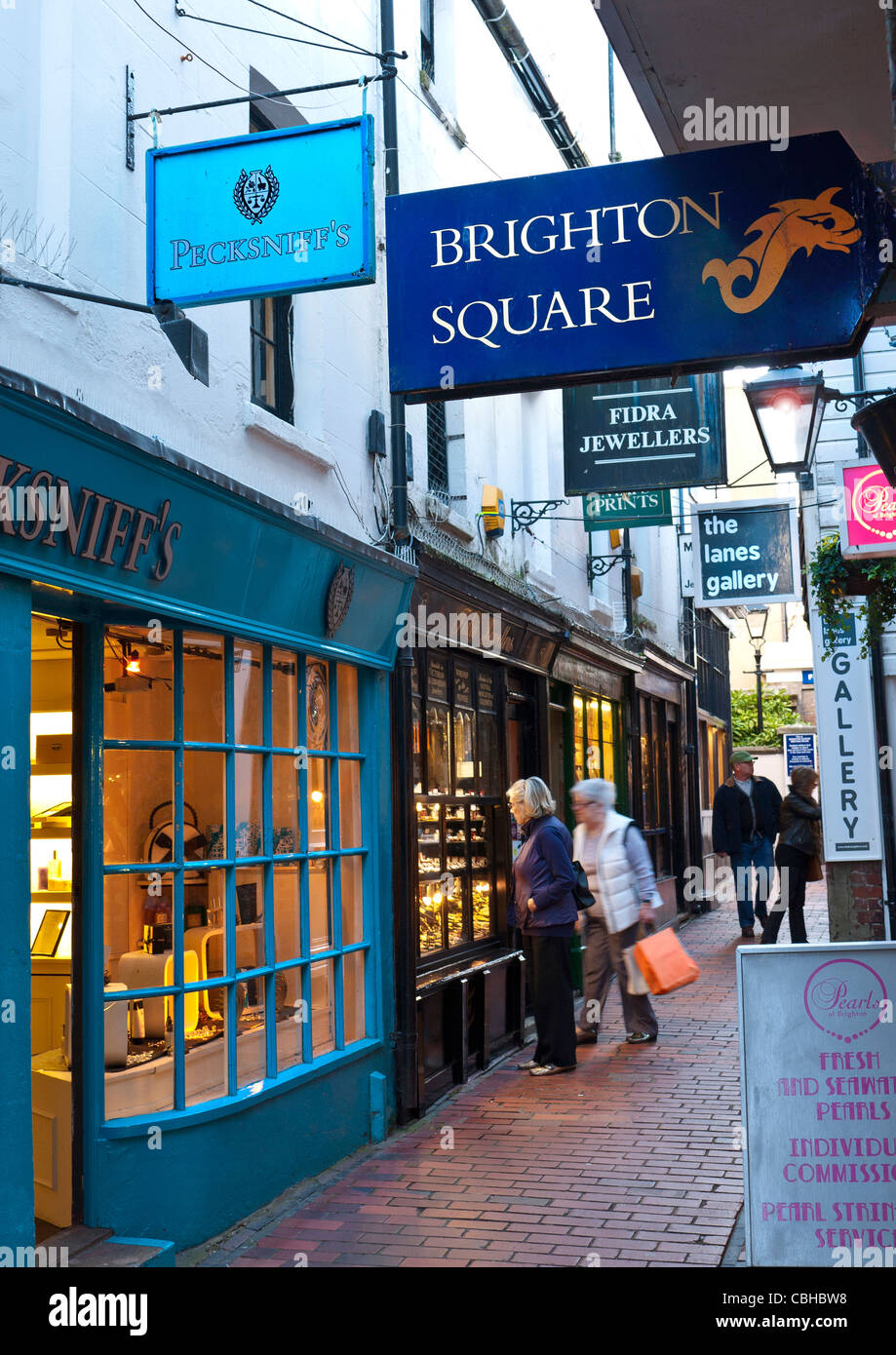 Brighton Lanes Besucher, die durch die Schaufenster des Brighton Square bummeln Brighton Lanes Brighton West Sussex UK Stockfoto