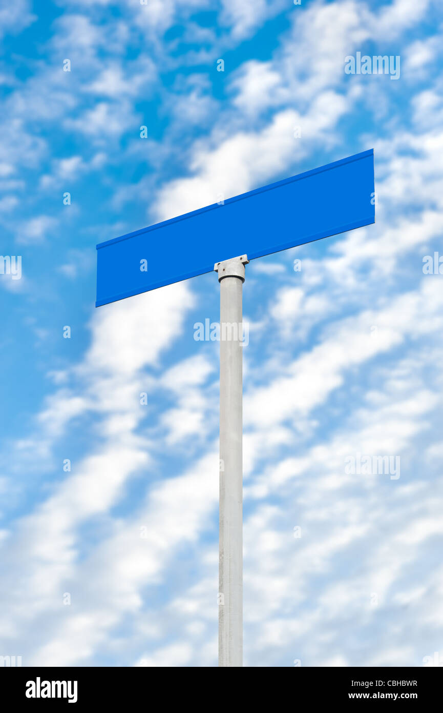 Eine leere Straßen Zeichen vor einem blauen Himmel. Designer kann jeden Text auf den leeren blauen Zeichen setzen. Stockfoto