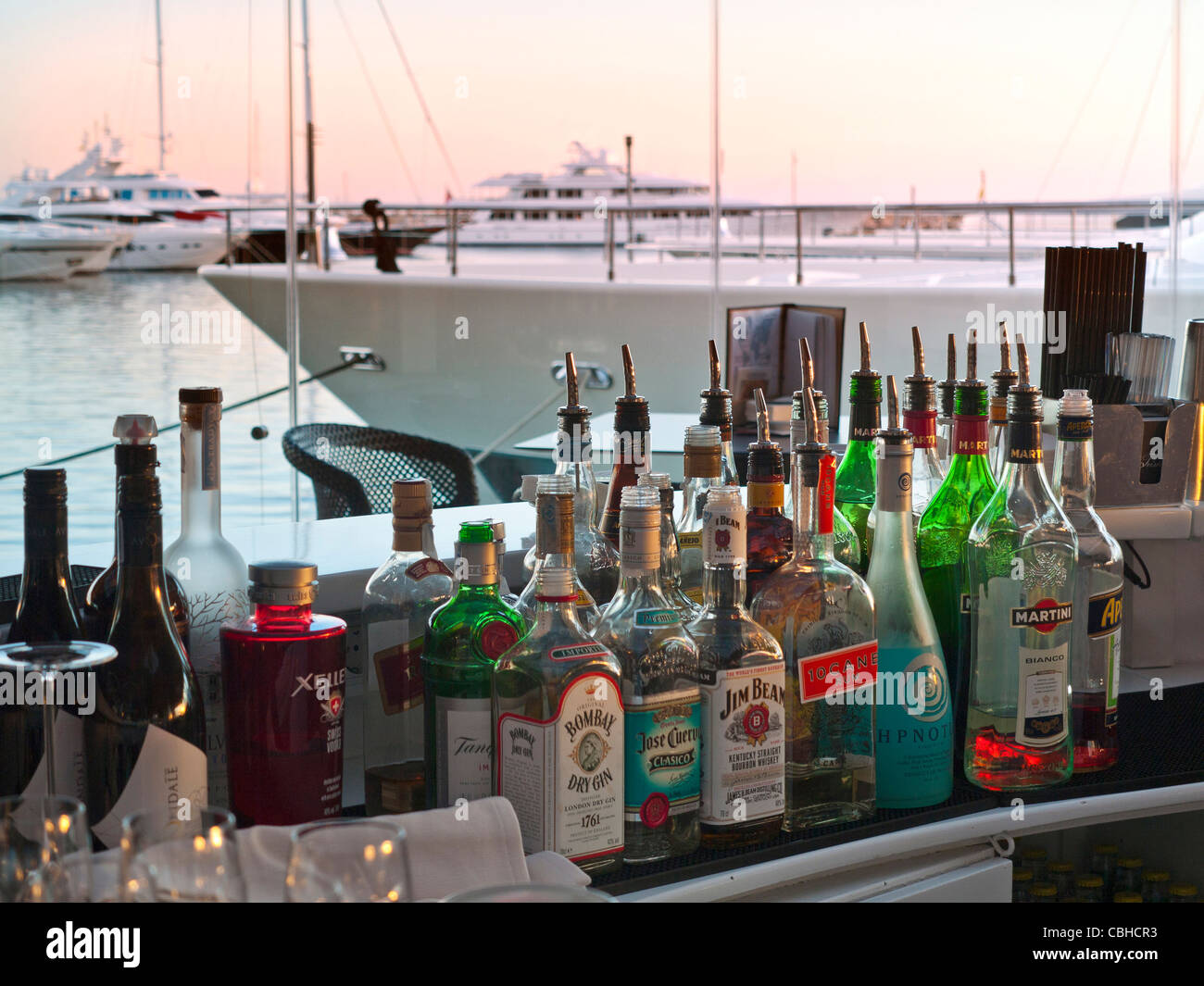 Vielzahl von exotischen alkoholischen Geist Flaschen im schicken Restaurant am Wasser bar Luxusresort Yachthafen Puerto Portals Mallorca Spanien Stockfoto