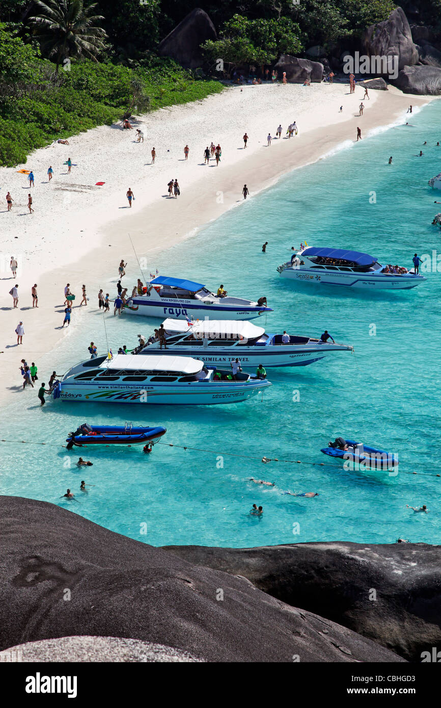 Mit dem Schnellboot und Segeln Rock auf Similan Insel auf den Similan Inseln, Phang-Nga, in der Nähe von Phuket, Thailand Stockfoto
