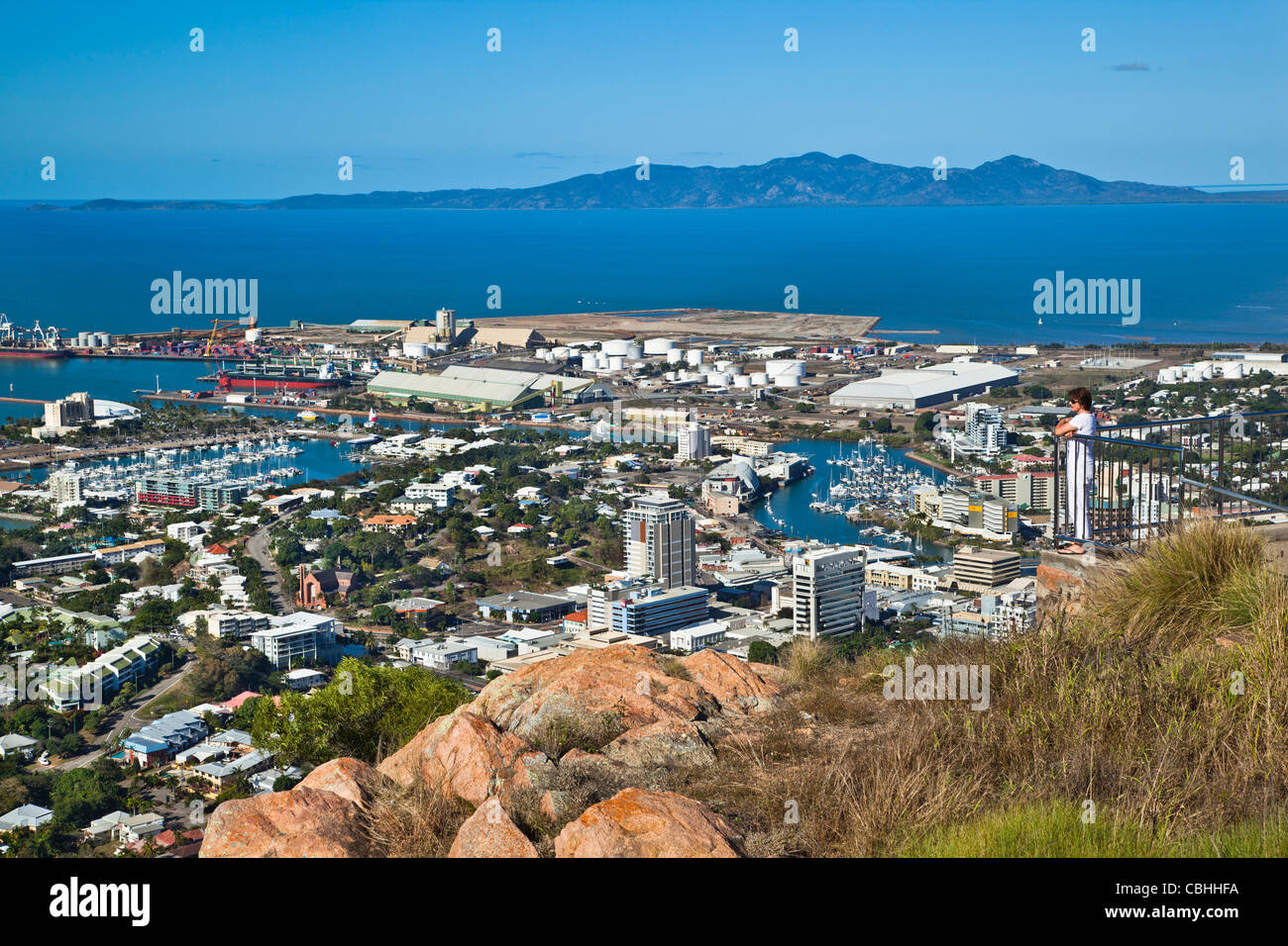 Australien, Queensland, Townsville, Blick auf die Stadt und den Hafen von Castle Hill Stockfoto