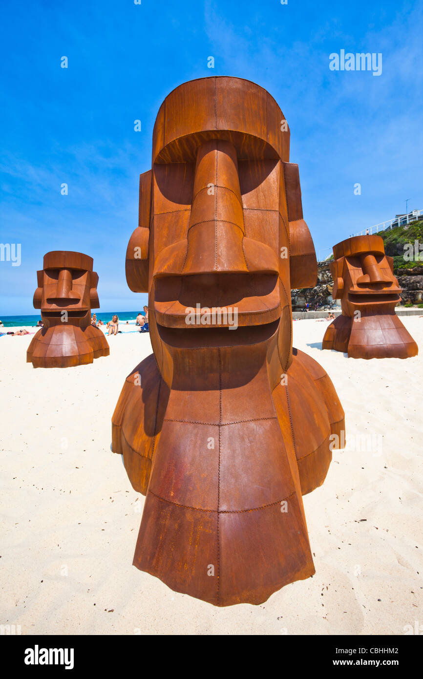 Sydney, jährliche Kunstausstellung "Sculpture by the Sea", Stahl Skulpturen "Heads Up" von Deborah Halpern Tamarama Beach Stockfoto