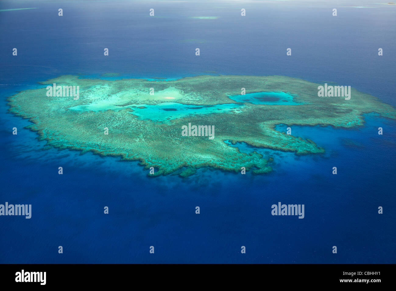 Coral Reef in der Nähe von Treasure Island, Mamanuca Inseln, Fiji, Südsee - Antenne Stockfoto