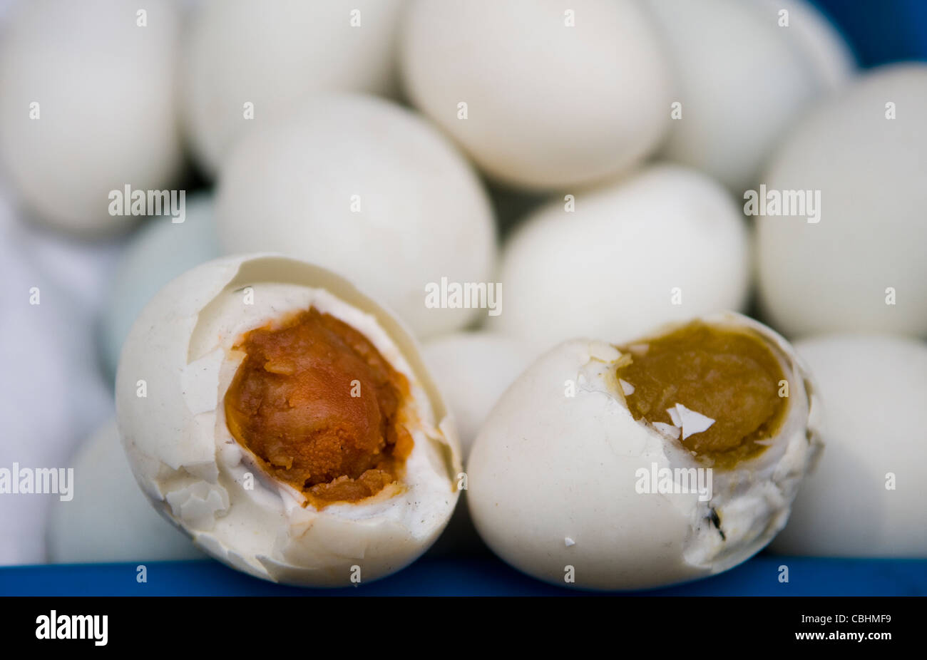 Chinesische gekochten Eiern zum Frühstück in einem lokalen Markt verkauft. Stockfoto