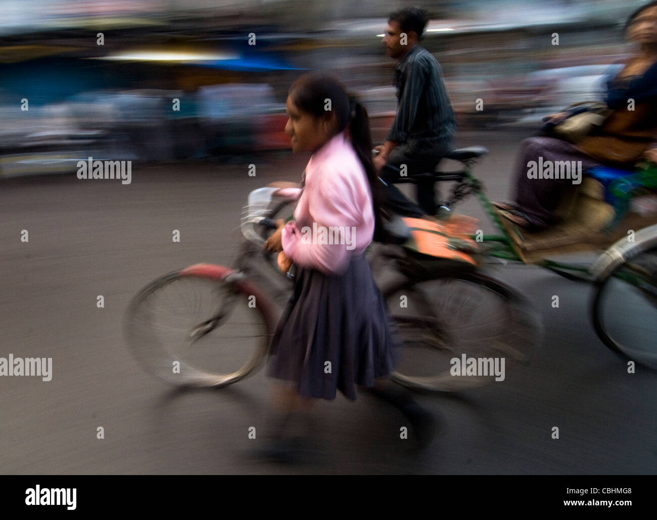 Auf dem Weg nach Hause. Indische Schülerinnen zu Fuß mit dem Fahrrad in Lucknow. Stockfoto