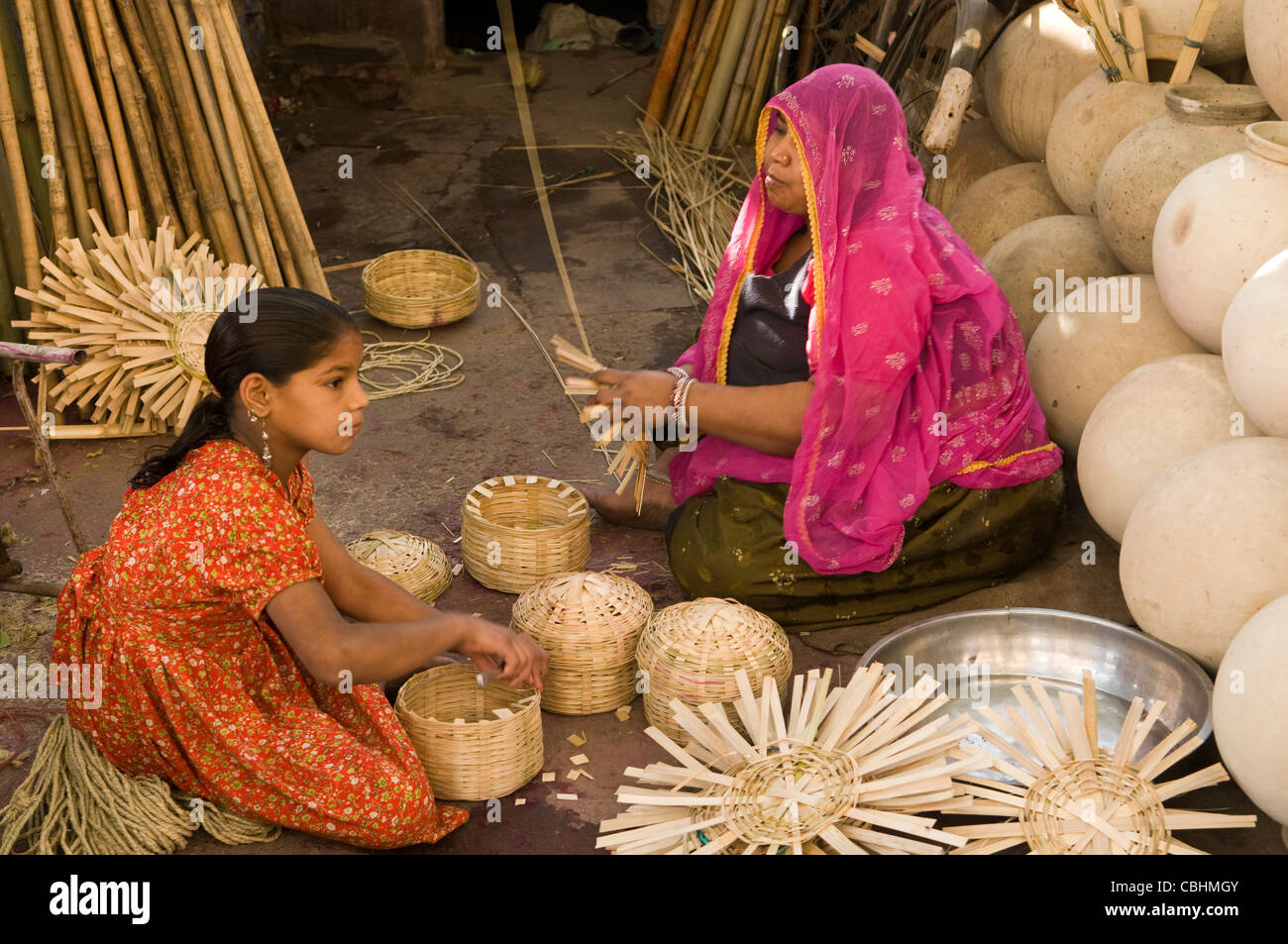 Rajasthani Frauen er traditionelle Körbe. Stockfoto