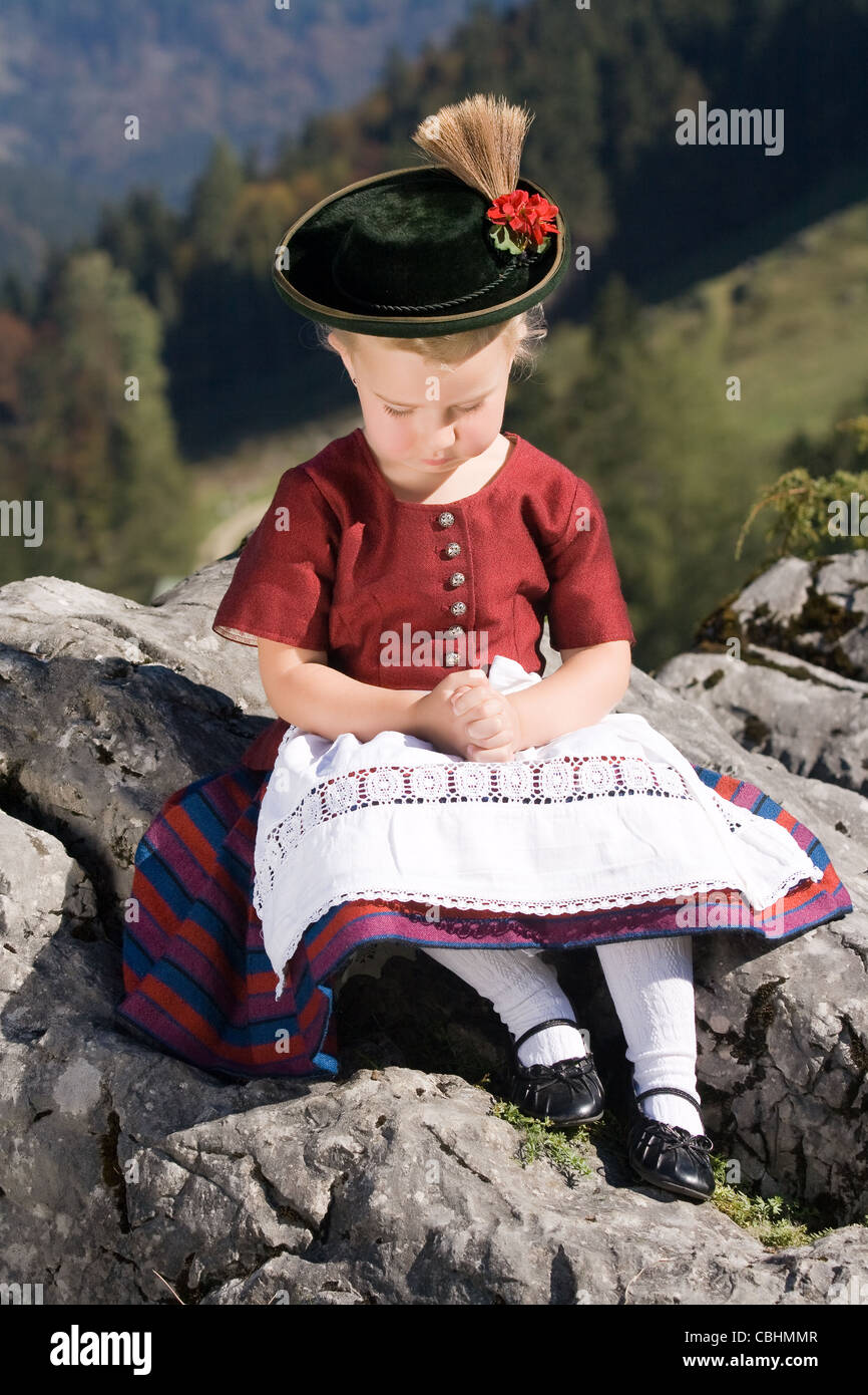 Kleine Mädchen im bayerischen beten Stockfoto