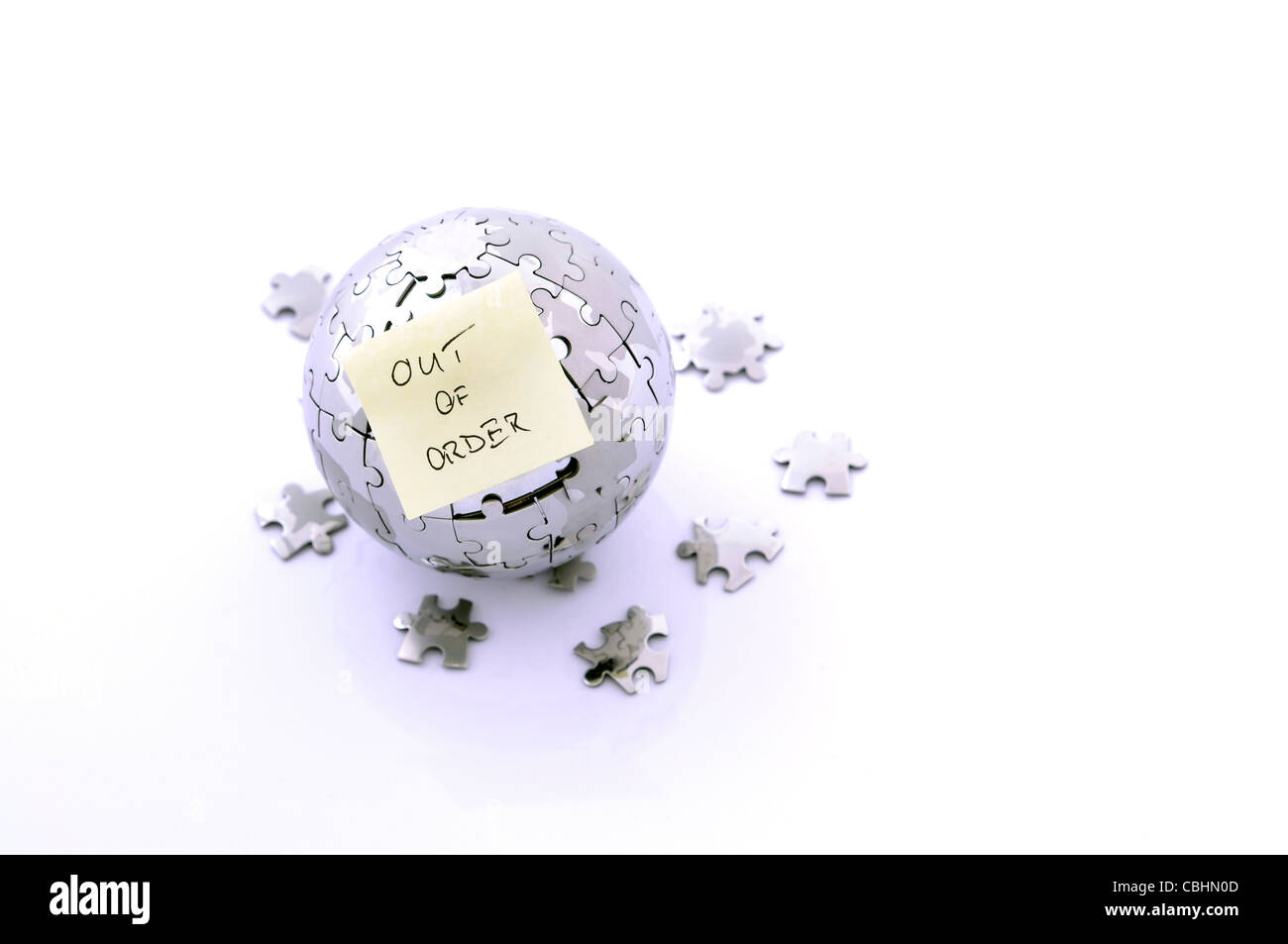 Metall Puzzle Globus Planet Erde mit Memo-Karte, out of order Stockfoto