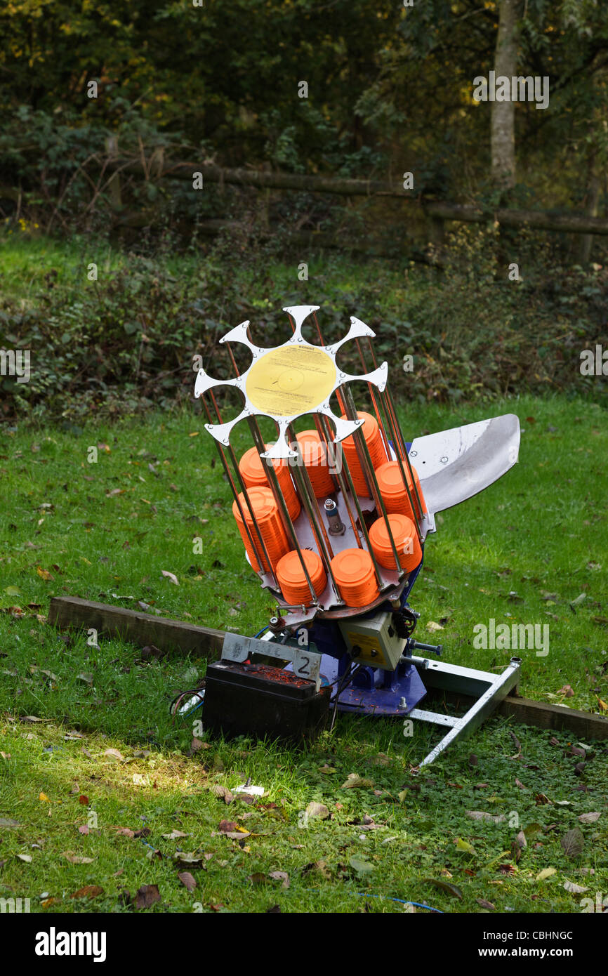 Tontauben Ziel Launcher mit fluoreszierendem orange Tone Stockfoto
