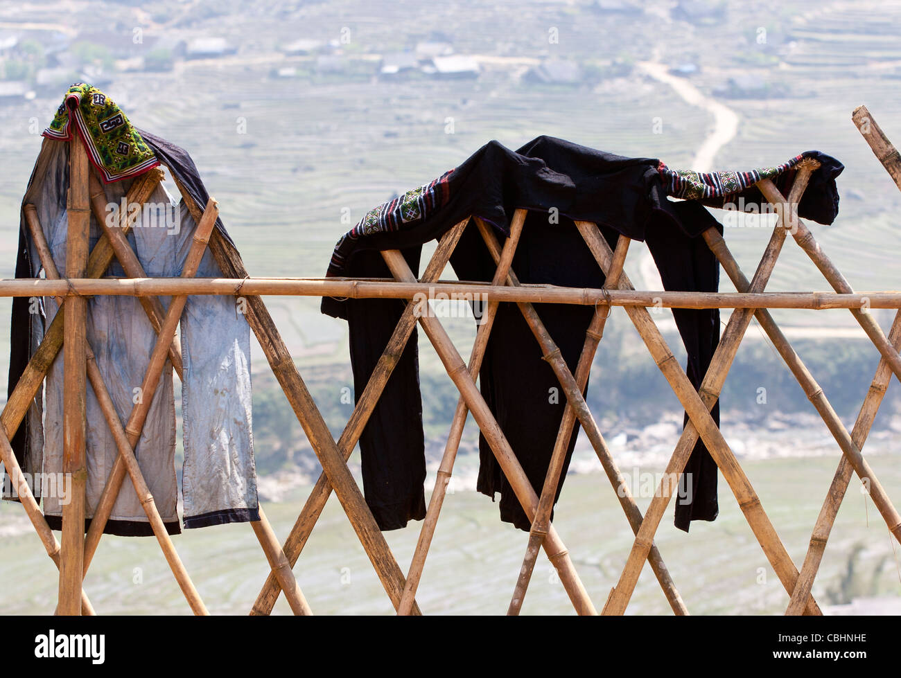 Traditionelle Kleidung der Stamm der Hmong in Vietnam, hängen zum Trocknen Stockfoto
