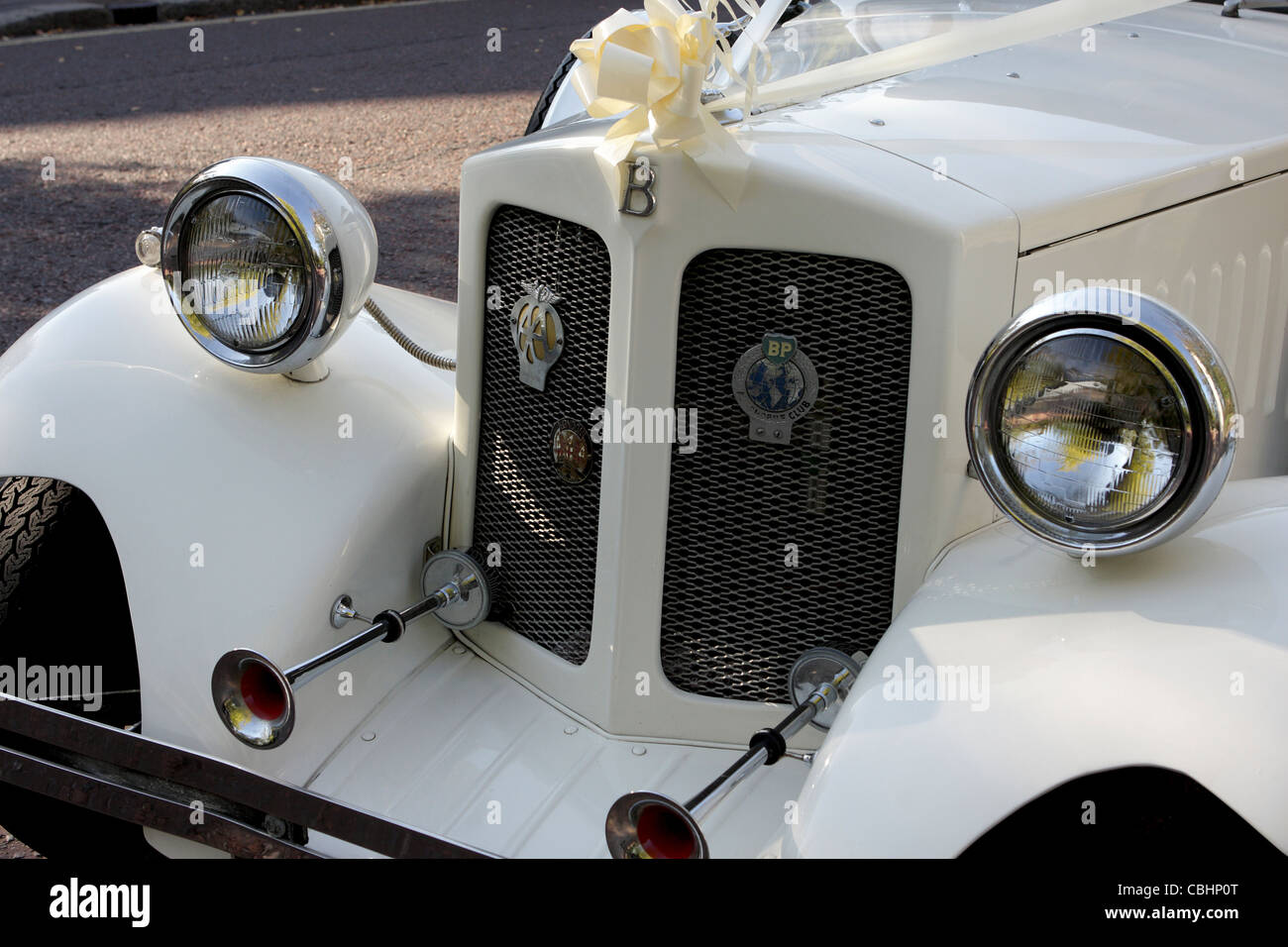 White Wedding Fahrzeug im inneren Kreis der Regents Park geparkt Warten auf das glückliche Paar. Ob Sie es glauben oder nicht, das ist ein Mini Konvertierung. Stockfoto