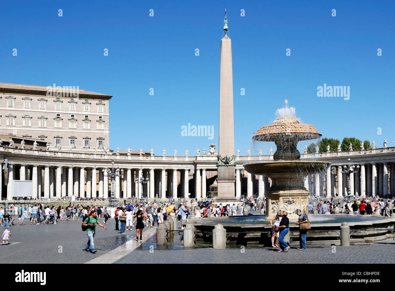 Touristen auf den Sankt Petersplatz im Vatikan in Rom. Stockfoto