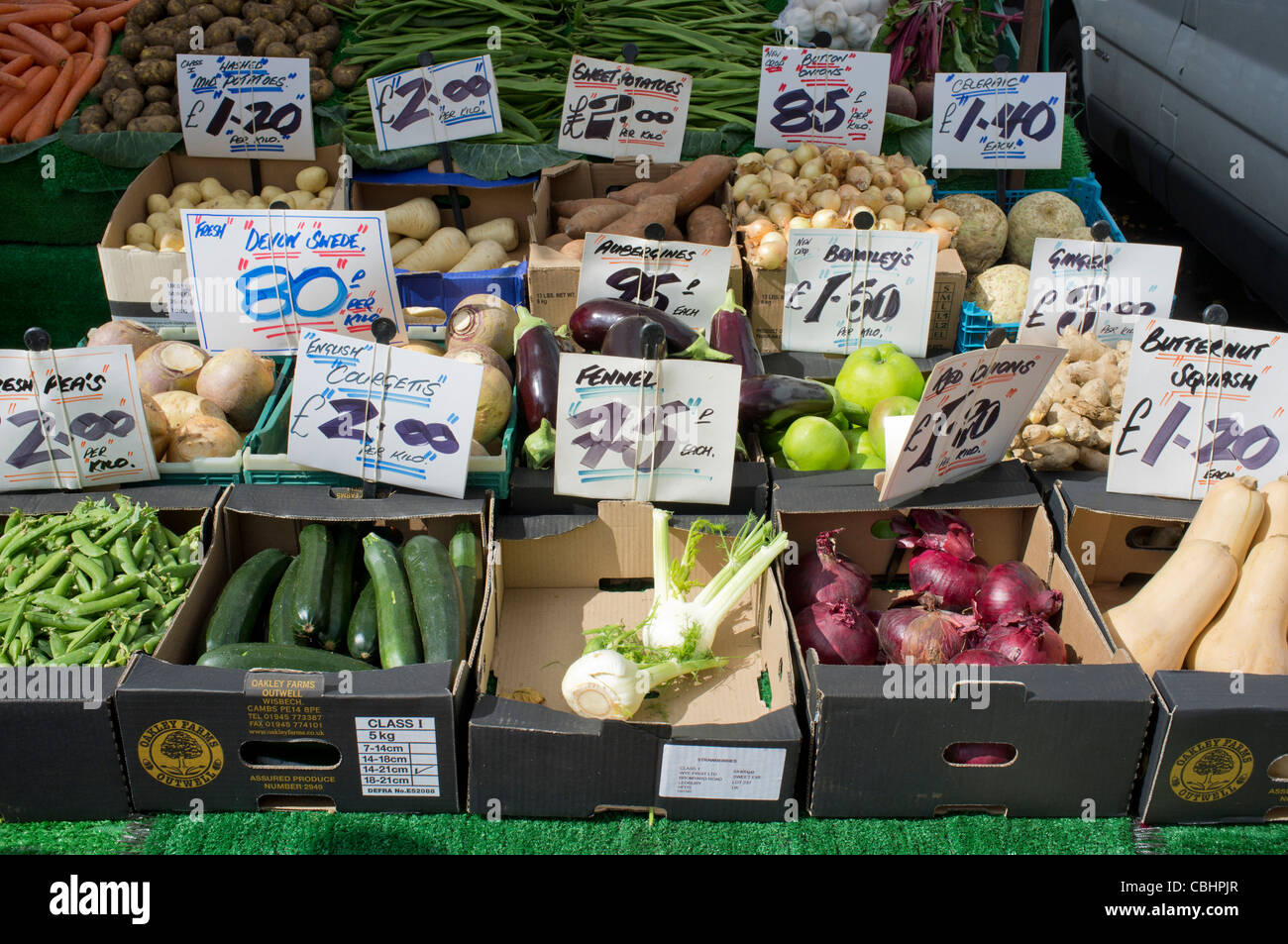 Frisches Gemüse am Marktstand Stockfoto