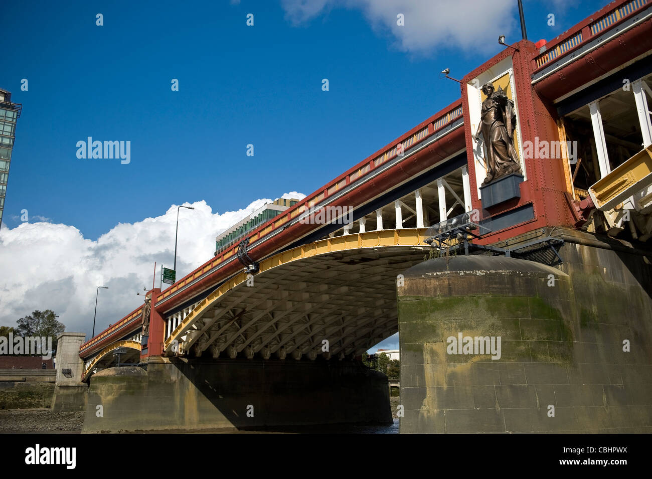 Vauxhall Brücke über den Fluss Themse London, UK Stockfoto