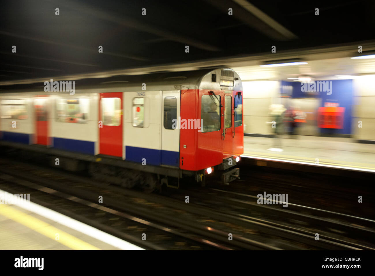 Londoner u-Bahn Ankunft im Bahnhof England Vereinigtes Königreich uk absichtliche Aktion Bewegungsunschärfe Stockfoto