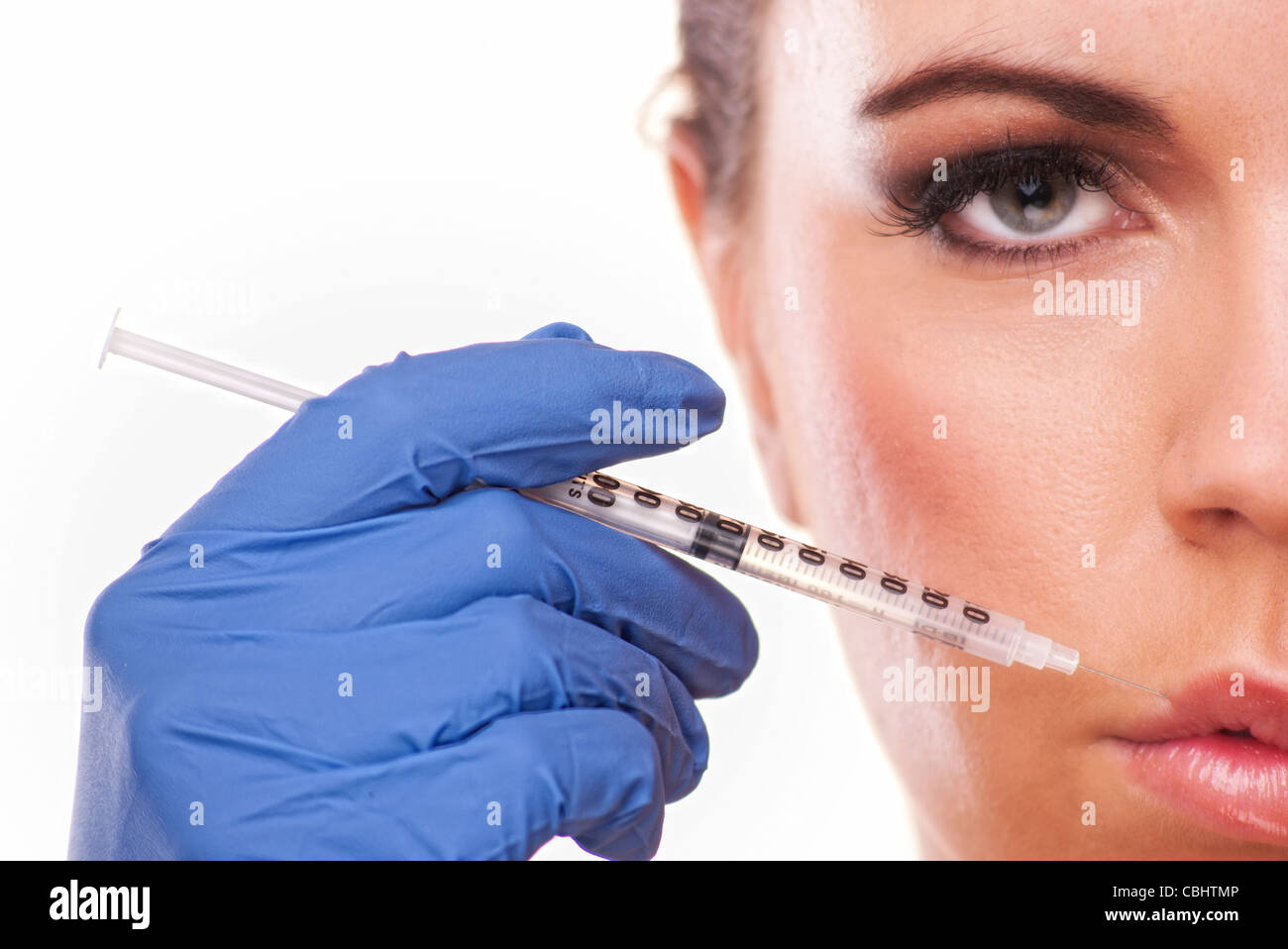 Frau, die Lippe plumping Injektion in die Lippen Stockfoto