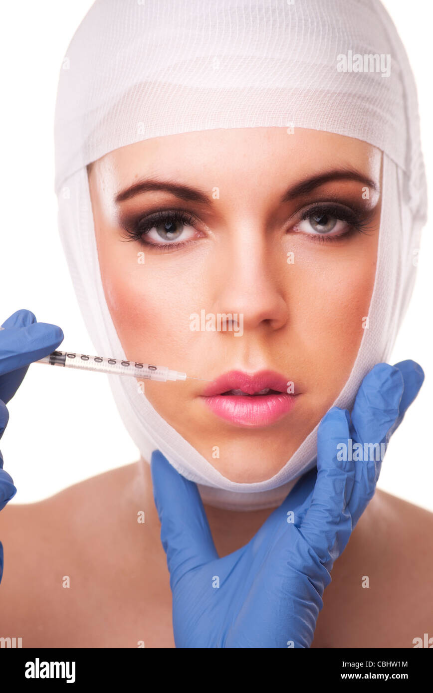 Frau, die Lippe plumping Injektion in die Lippen Stockfoto