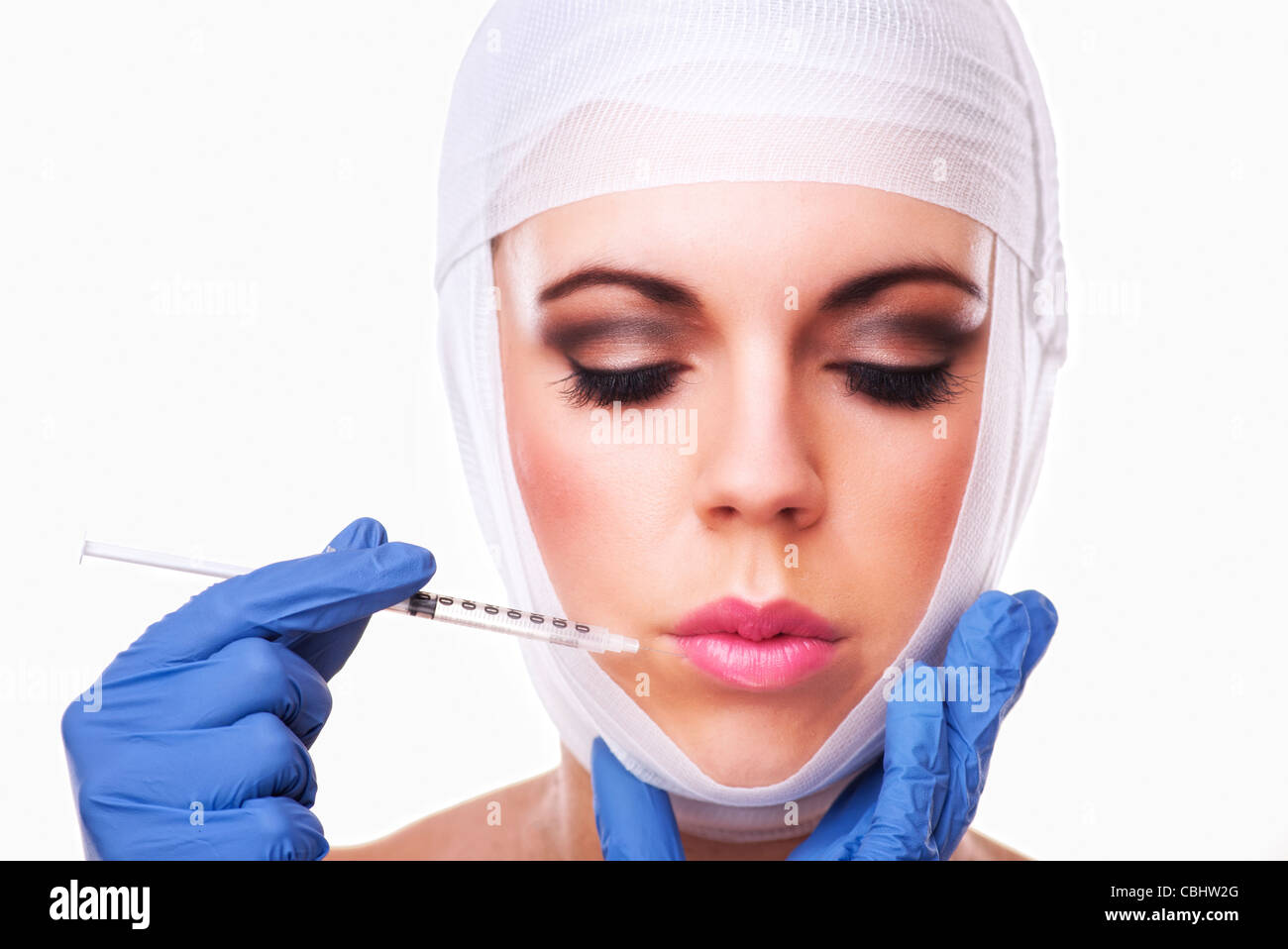 Frau, die Lippe plumping Injektion in die Lippen Stockfoto