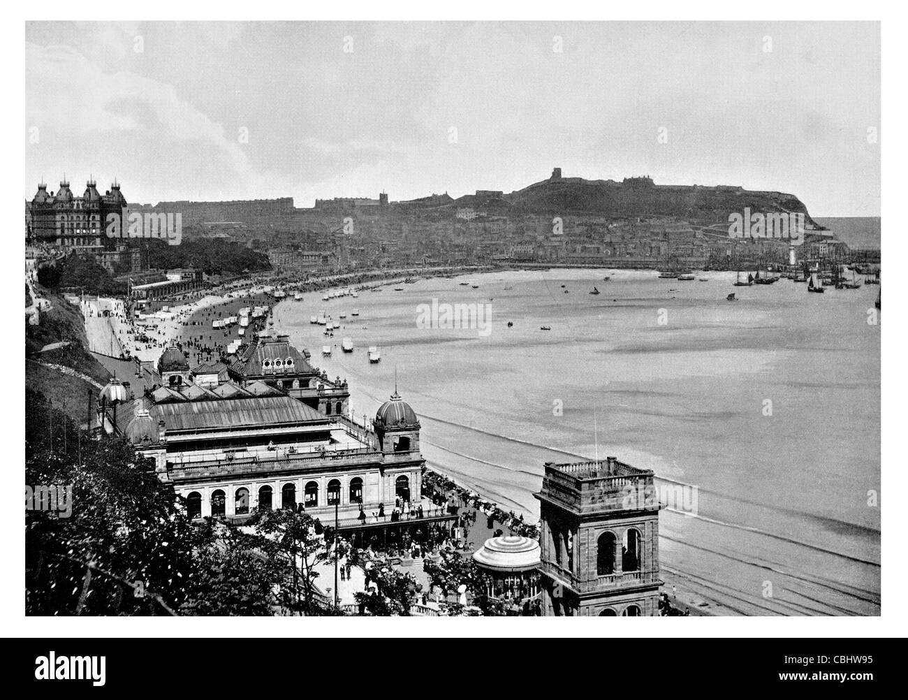 South Bay Scarborough Meer North Yorkshire England Hafen Kalkstein Klippen Landzunge Holiday Resort Strandpromenade esplanade Stockfoto