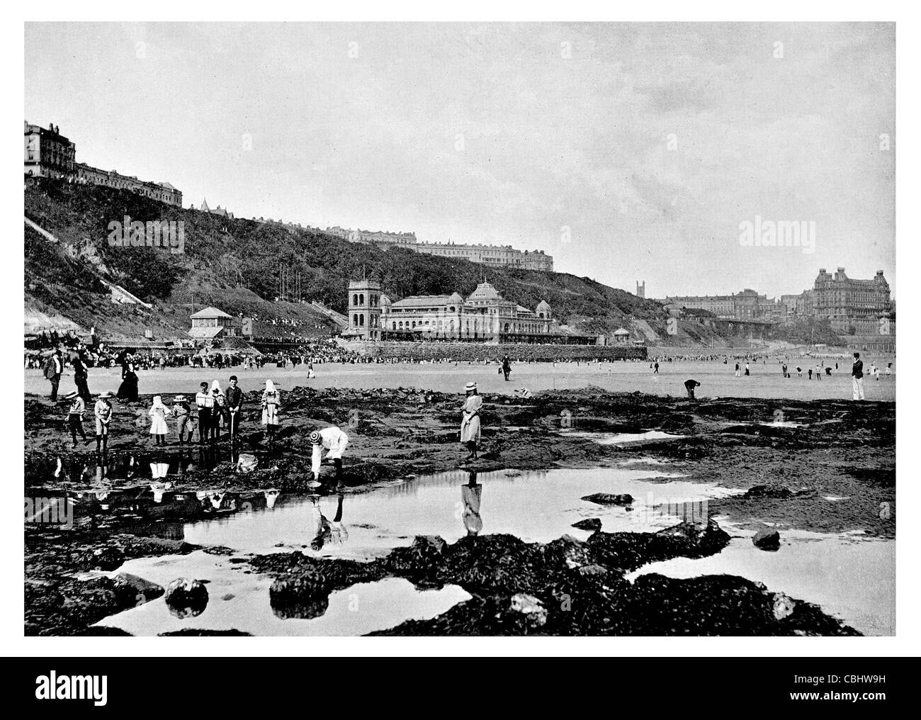 Scarborough Beach North Yorkshire England Kalkstein Klippen Landzunge Holiday Resort Strandpromenade Esplanade Regenschirm Fels-pools Stockfoto