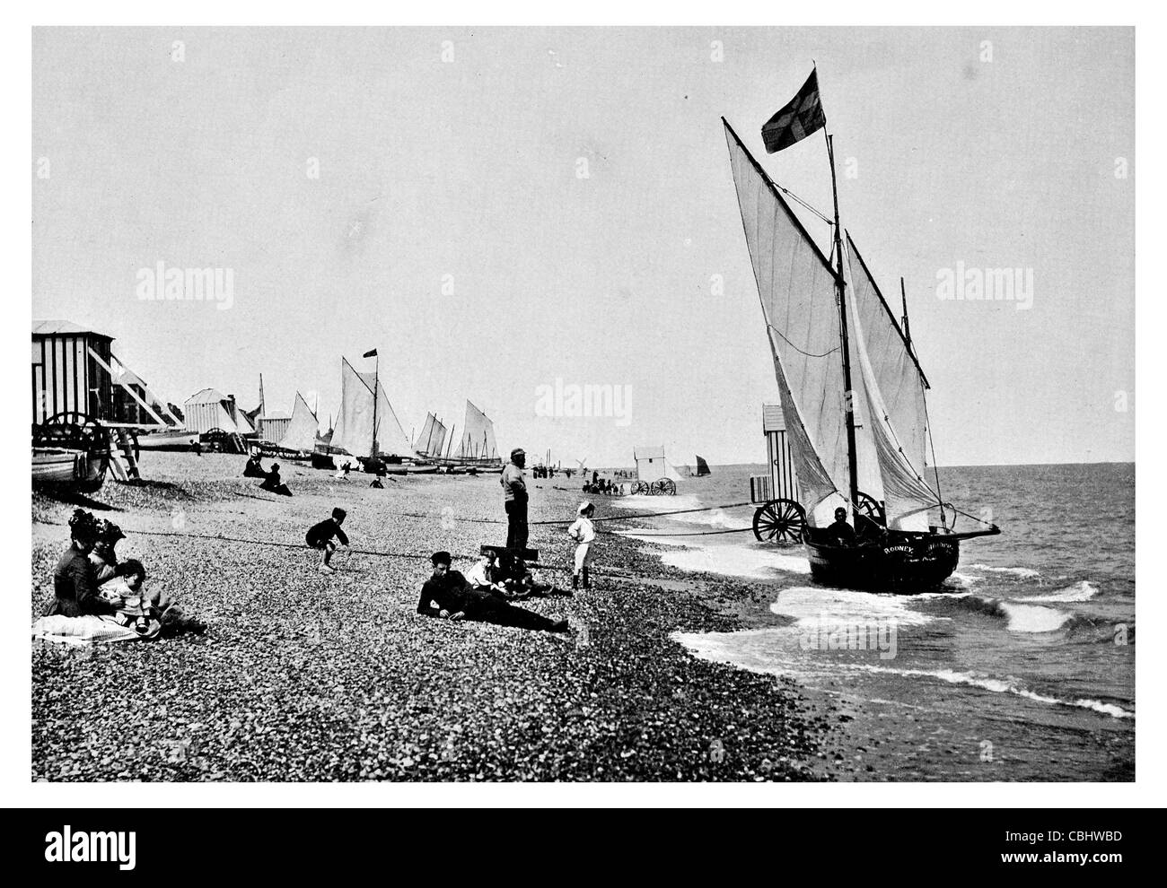 Aldeburgh Suffolk East Anglia England blaue Flagge Kies Strand Fischer Hütten Yacht Club Festival Kunst Kunst Segel Segelboot Stockfoto
