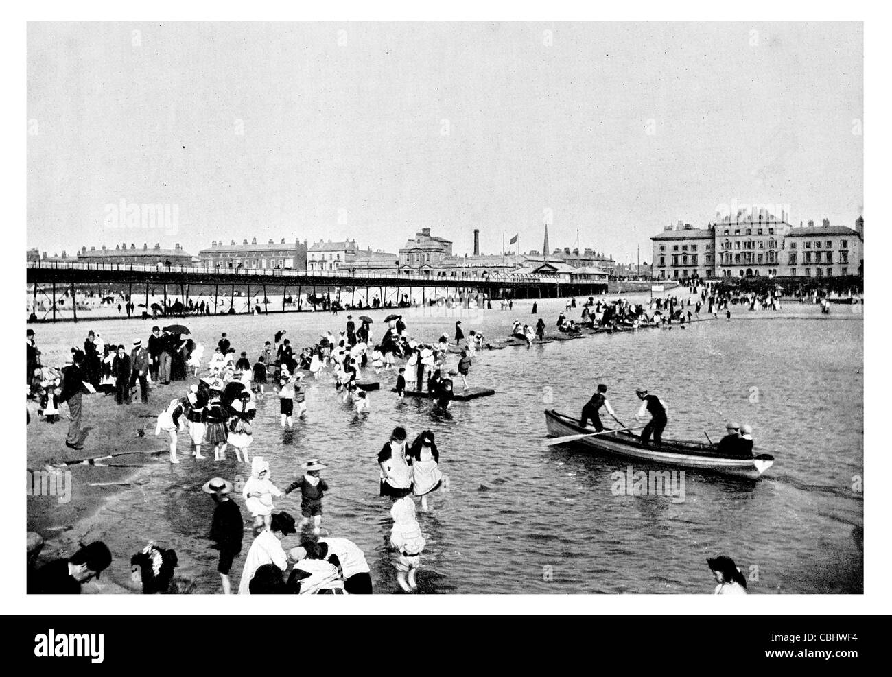 Southport Pier Grad II aufgeführten Struktur Merseyside England Straßenbahn Straßenbahn Promenade am Meer Ruderboot Strand paddeln Stockfoto