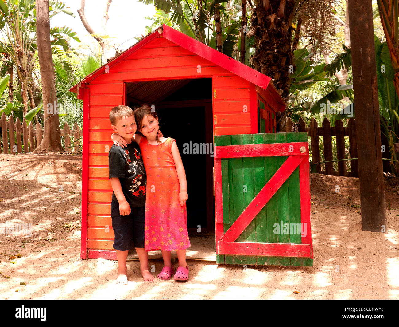 Kinder im Spielhaus im Oasis Tierpark, Fuerteventura, Balearen, Kanarische Inseln Stockfoto