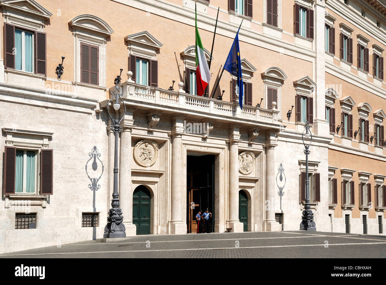 Palazzo Montecitorio in Rom - Sitz der repräsentativen Kammer des italienischen Parlaments. Stockfoto