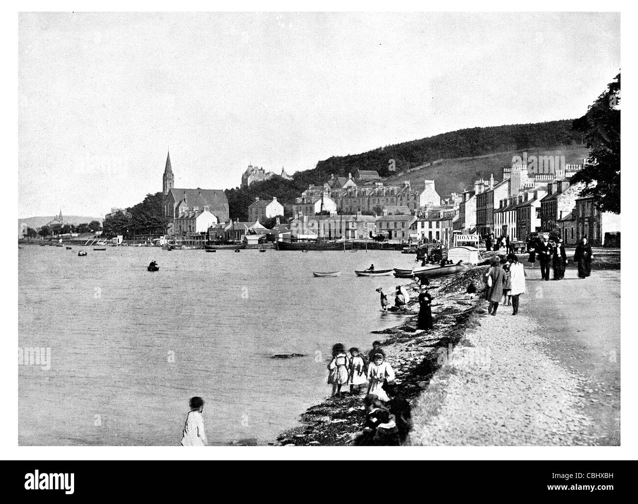 Port Bannatyne Dorf Isle of Bute Schottland Yachten Krebse Scampi Meeresfrüchte Fischerei-Industrie Kirche Hafenpromenade Stockfoto