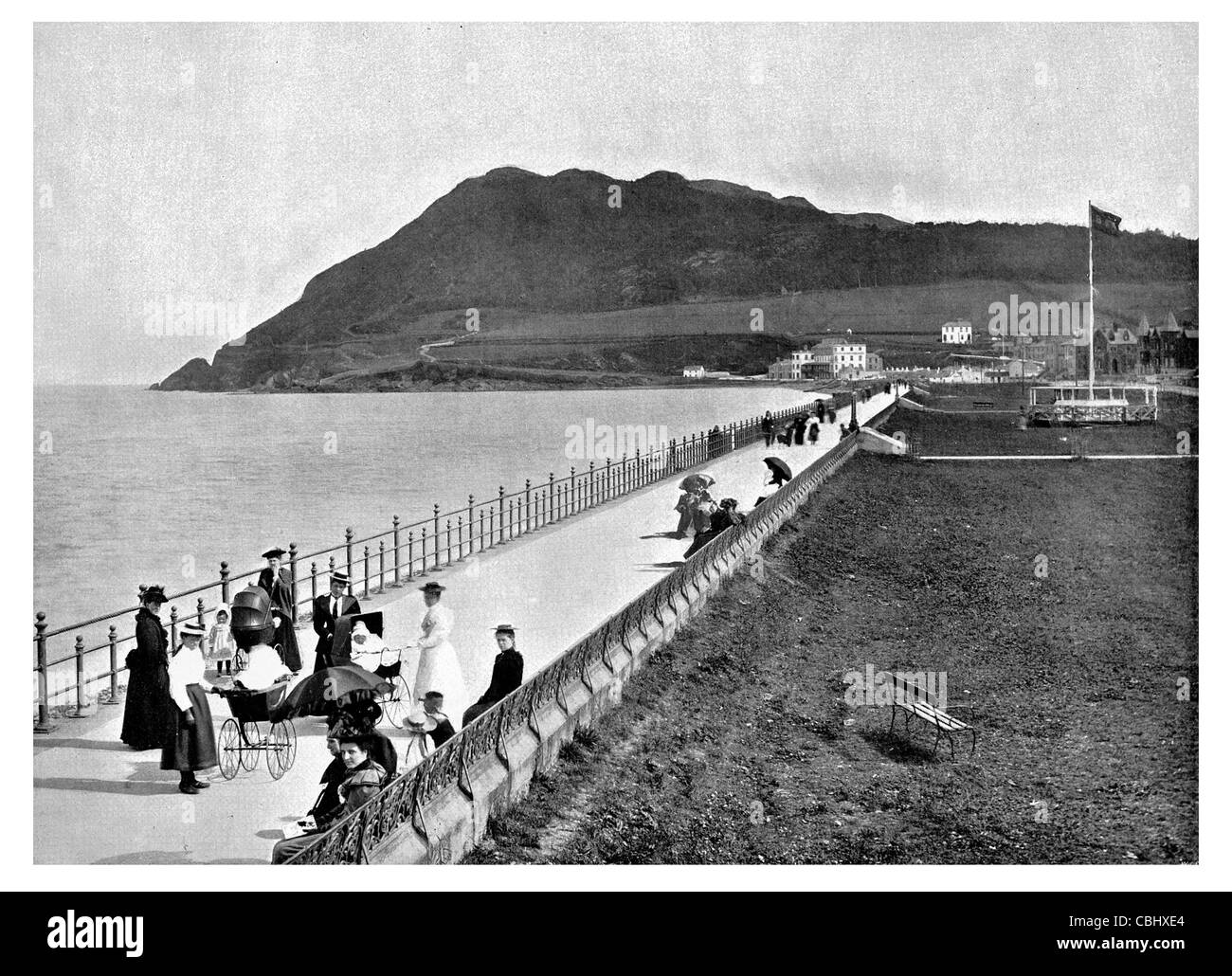 Bray Head Wicklow Irland Greystones Promenade Kostümen Kinderwagen Baby Mutter Stockfoto
