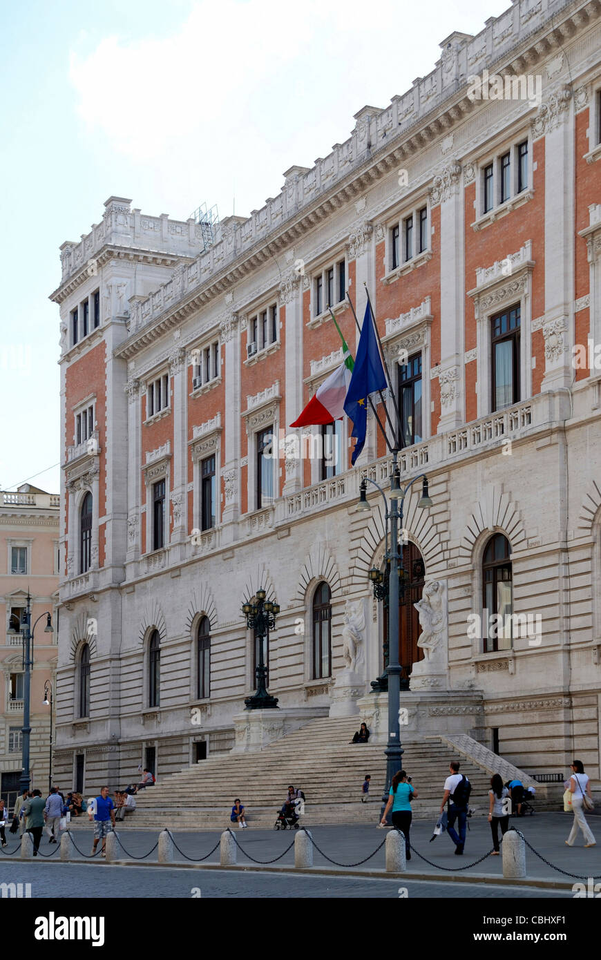 Palazzo Montecitorio mit der Nordfassade in Rom - Sitz der repräsentativen Kammer des italienischen Parlaments. Stockfoto