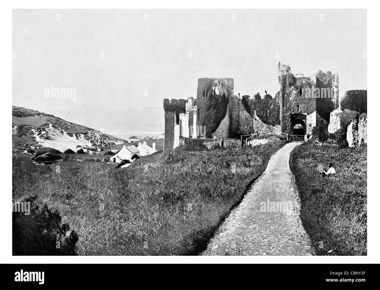 Manorbier Castle Norman Wales Fassaden quadratischen Turm Gateway Fallgatter Schießscharten, die mittelalterliche Fresken Ruinen ruiniert ruinieren Stockfoto