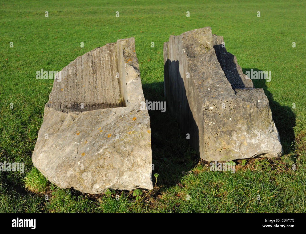 Geformten Stein Sitze von Alain Ayers. Kendal Castle, Kendal, Cumbria, England, Vereinigtes Königreich, Europa. Stockfoto