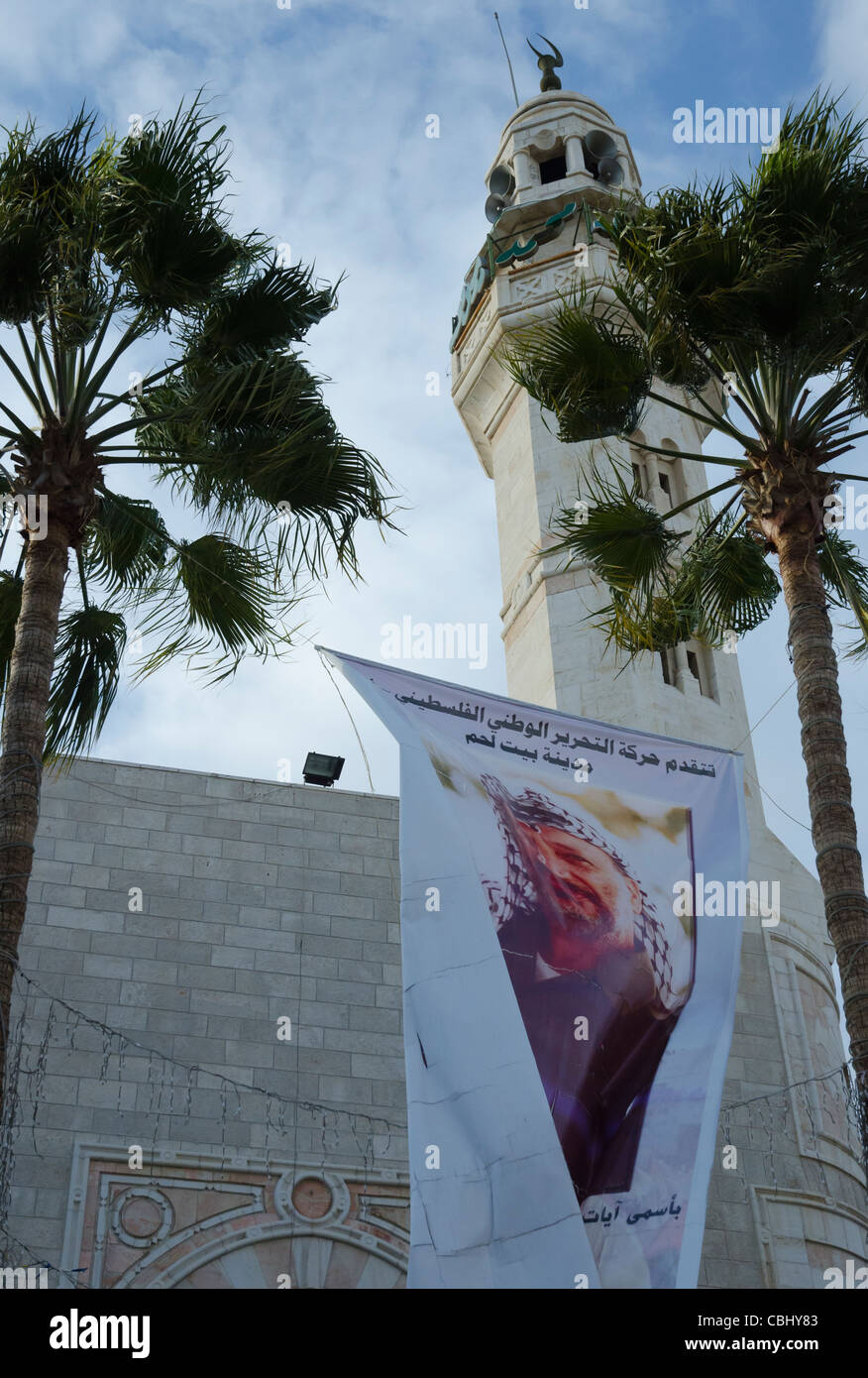 Plakat von Y. Arafat im Wind vor Moschee hängen. Krippe Platz. Bethlehem. Palästinensische Autonomiebehörde Stockfoto
