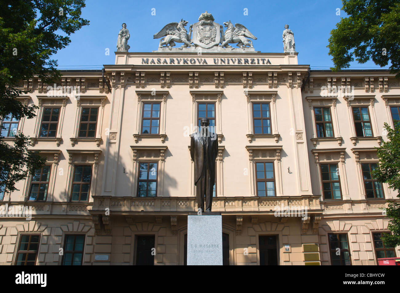 Masarykova Univerzita Universität Hauptgebäude außen mit Freiheitsstatue T G Masaryk in Brünn Stadt Mähren Tschechien Europa Stockfoto