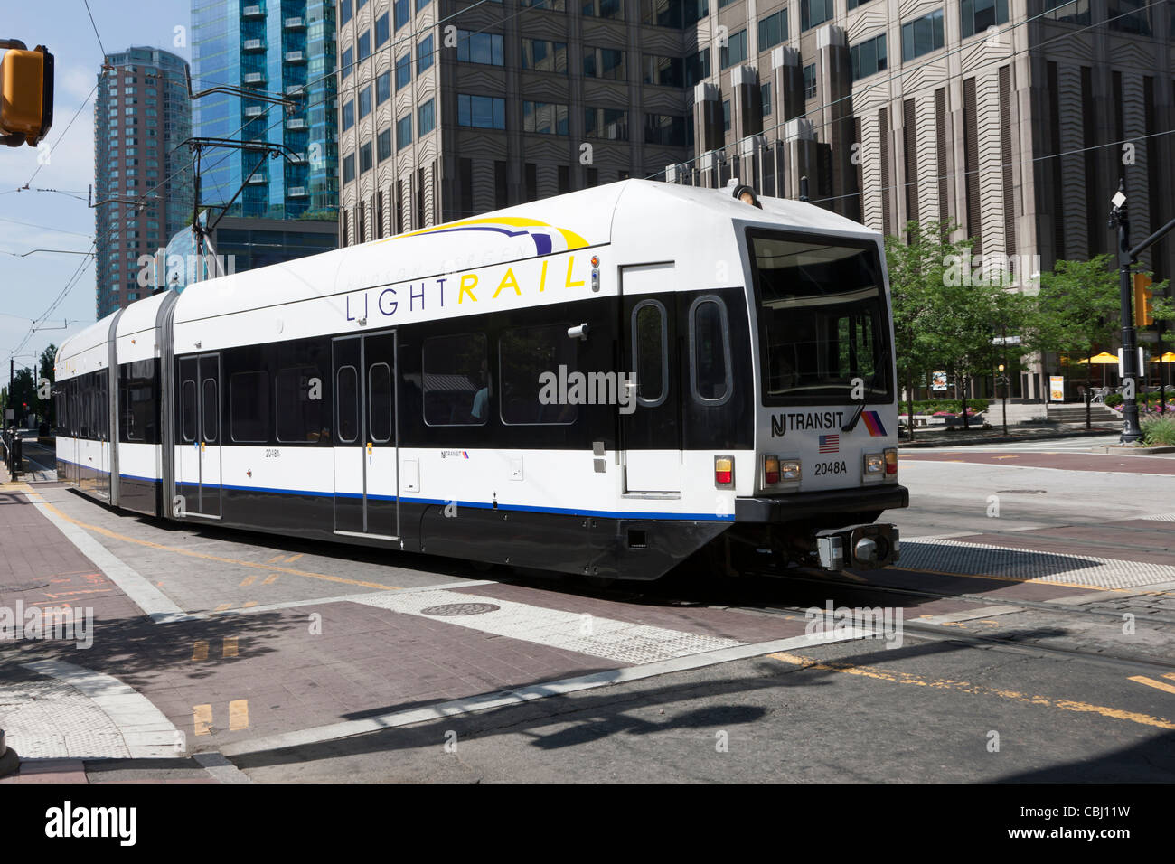 Ein New Jersey Transit Hudson-Bergen Light Rail (HBLR)-Zug fährt von Exchange Place Station, Jersey City, New Jersey. Stockfoto