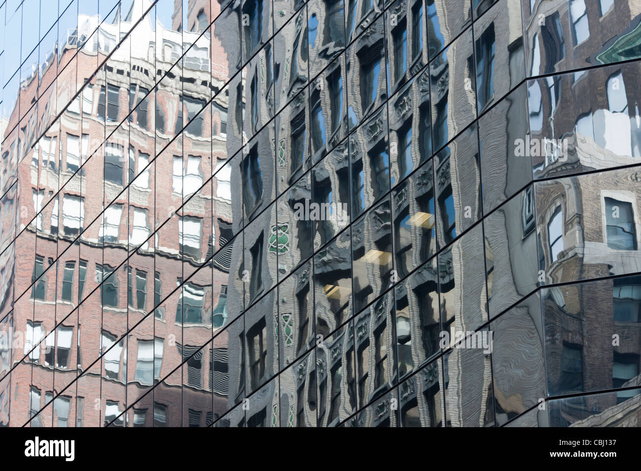 Kontrastierende Gebäudefassaden und Reflexionen über Gebäude in New York City. Stockfoto