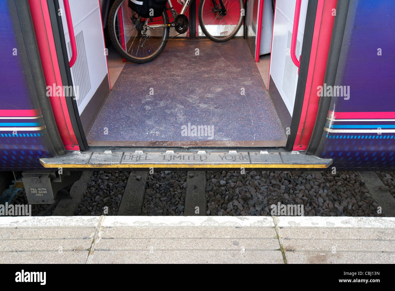 Lücke zwischen Eisenbahnwagen und Platfrom bei british Rail train Station London England Vereinigtes Königreich Großbritannien Stockfoto