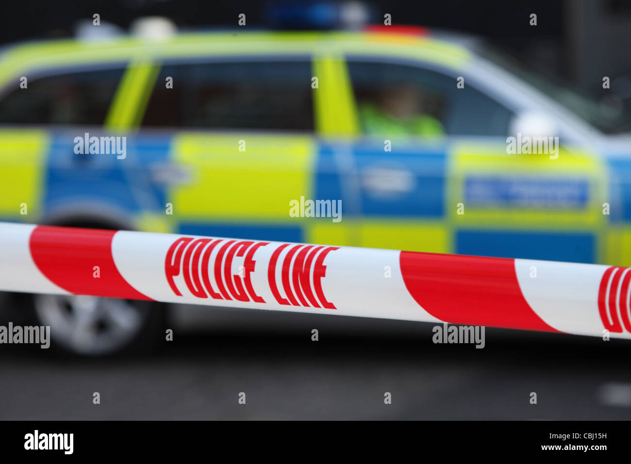 Polizeiabsperrung mit Fahrzeug und Kriminalität Untersuchung-Szene im Hintergrund Stockfoto