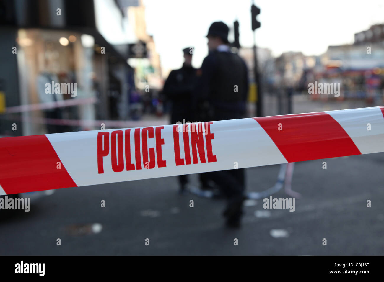 Polizei-Linie nicht kreuzen, mit aus Fokus Polizei im Hintergrund Stockfoto