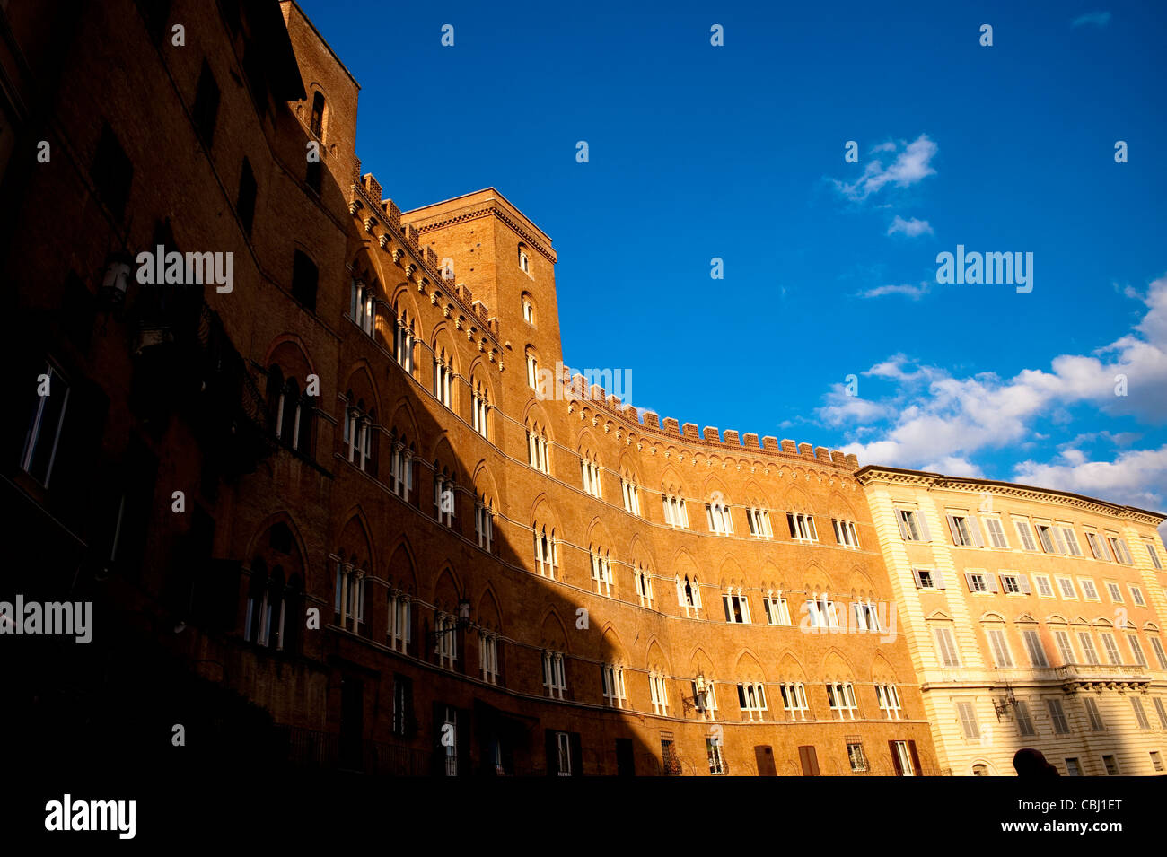 Mittelalterliche Gebäude, die rund um die Piazza del Campo in Siena, Toskana, Italien Stockfoto
