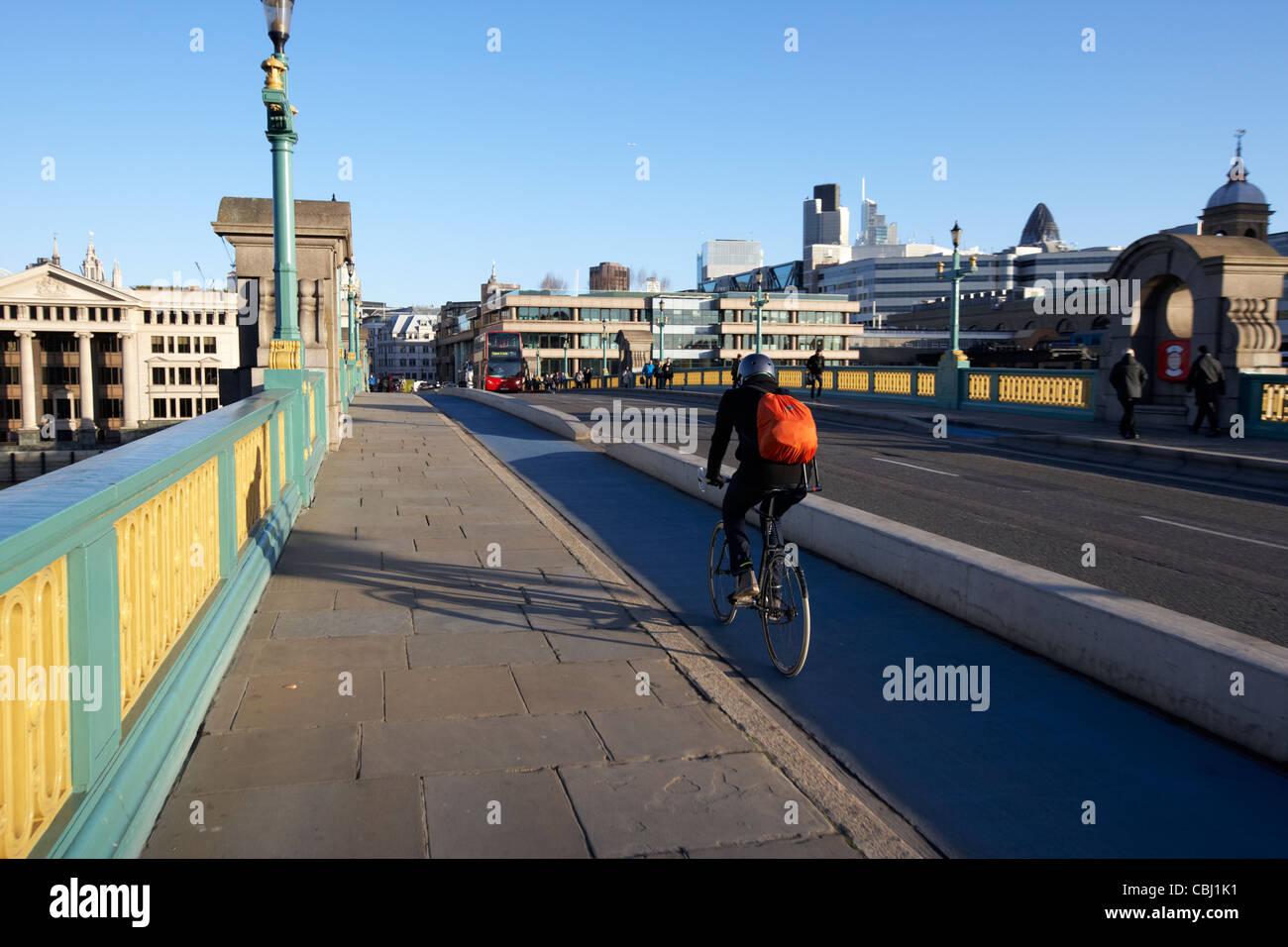 Radfahrer-Pendler mit den Fahrradweg auf Southwark Bridge in Richtung der Stadt London England Vereinigtes Königreich Großbritannien Stockfoto