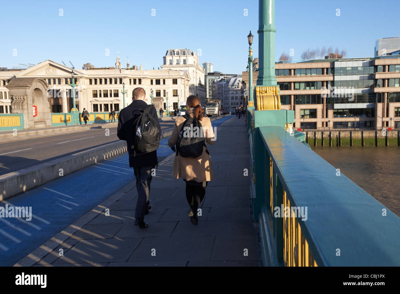 Menschen zu Fuß vorbei an leeren Fahrradweg auf Southwark Bridge in Richtung der Stadt London England Vereinigtes Königreich Großbritannien Stockfoto