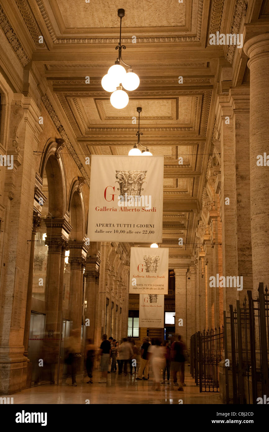 Galleria Alberto Sordi Shopping Gallery in Rom bei Nacht beleuchtet; Italien Stockfoto