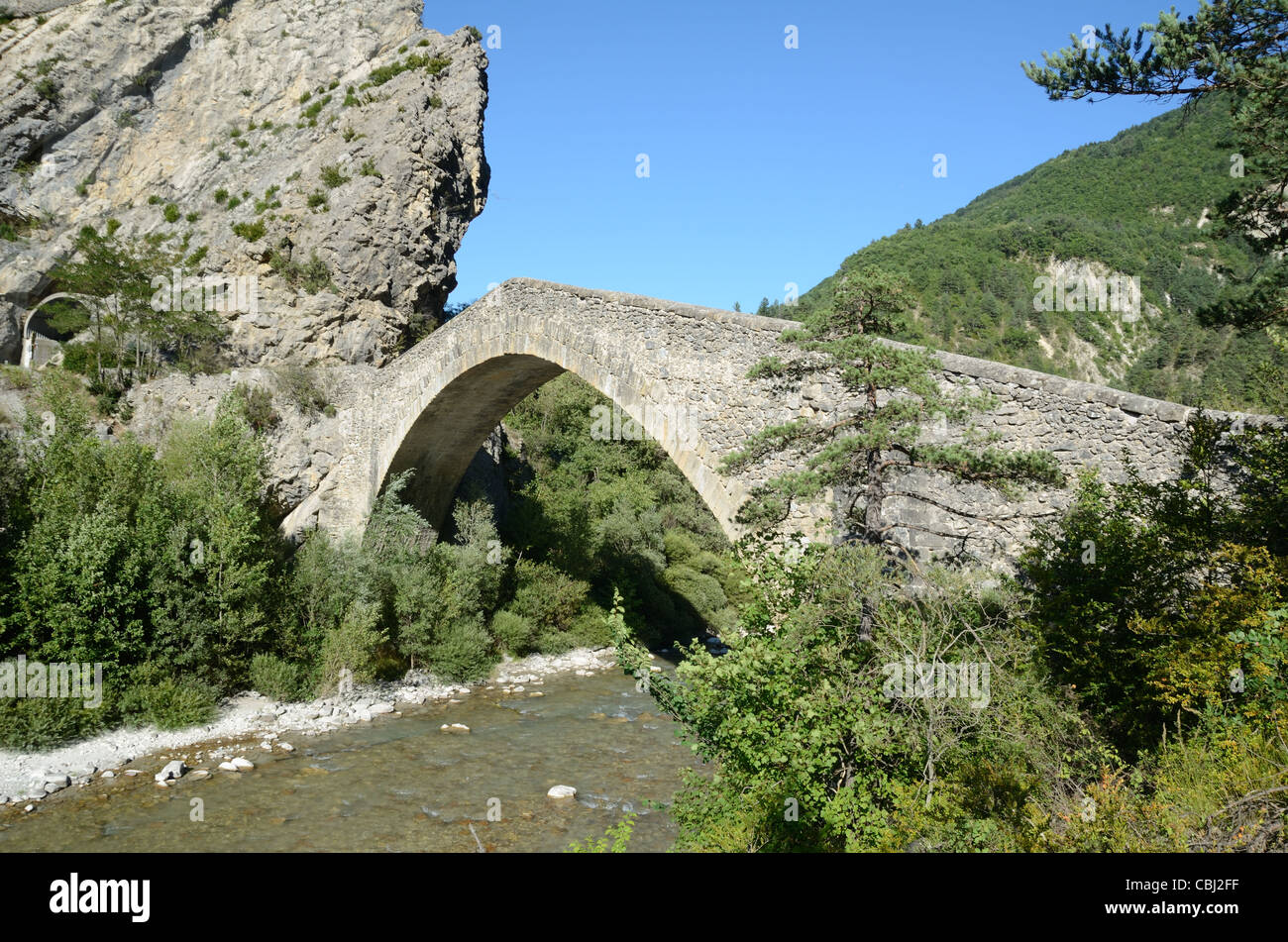 Pont de la reine Jeanne (1728-30), Steinbrücke über den Fluss Coulomp, Saint-Benoit, Alpes-de-Haute-Provence, Frankreich Stockfoto